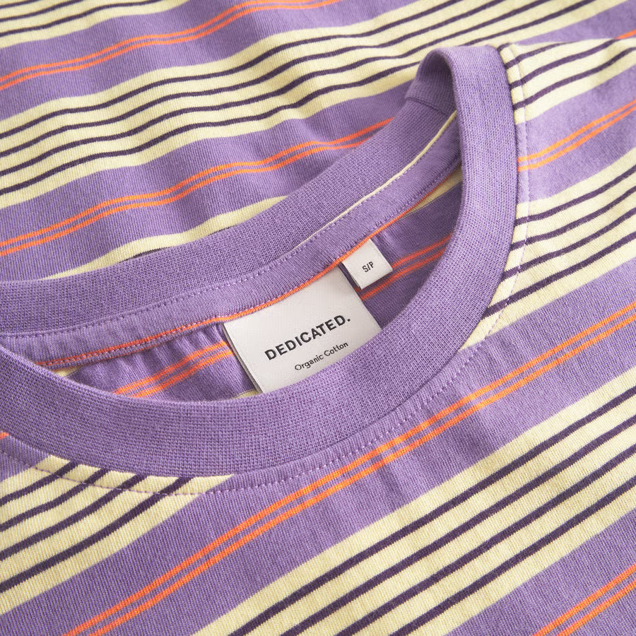 Gerade geschnittenes loose fit T-Shirt mit retro Streifen in lila, beige, rot und schwarz.