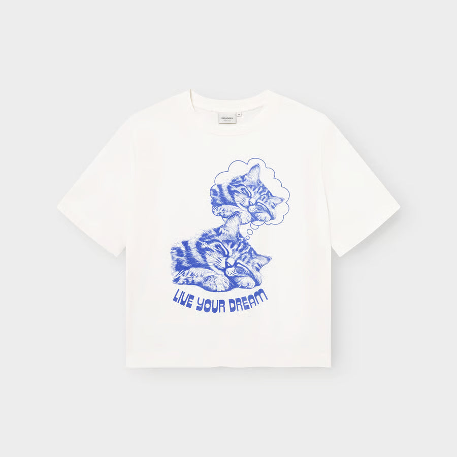 Loose Fit T-Shirt mit süßer, schlafender Katze aufgedruckt der Druck ist komplett in blau gehalten und die Worte Live your dream sind als Statement unter die träumende Katze gedruckt.