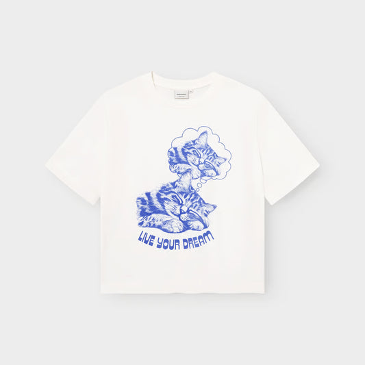 Loose Fit T-Shirt mit süßer, schlafender Katze aufgedruckt der Druck ist komplett in blau gehalten und die Worte Live your dream sind als Statement unter die träumende Katze gedruckt.