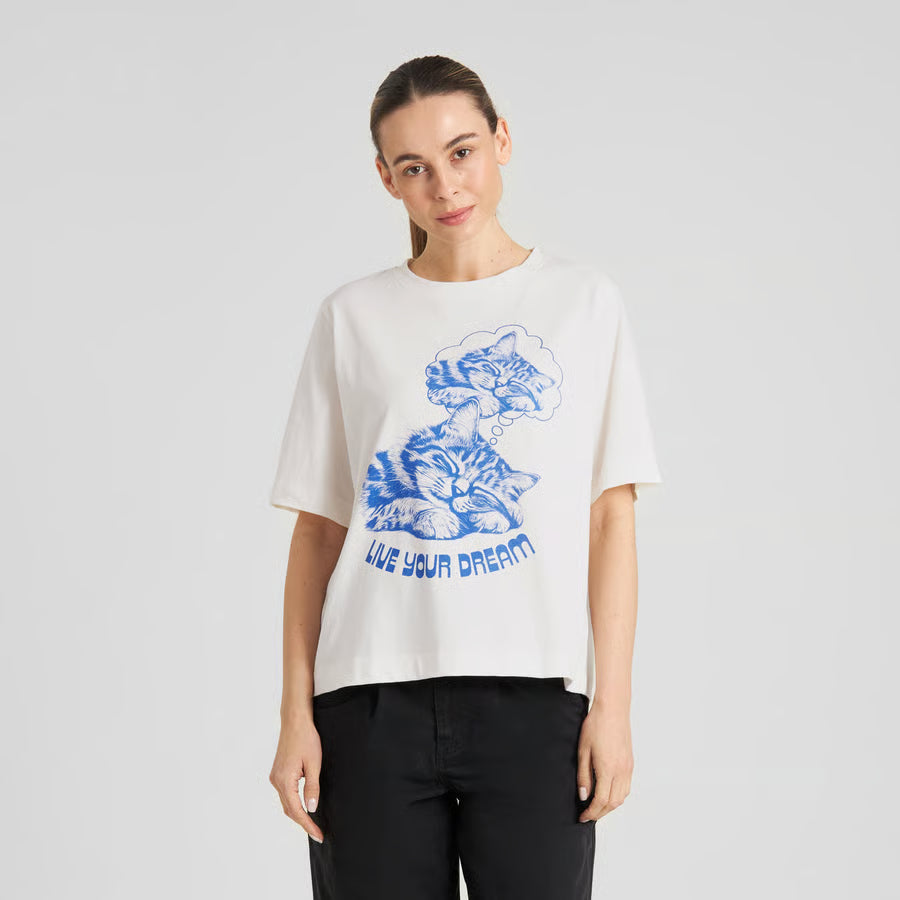 Loose Fit T-Shirt mit süßer, schlafender Katze aufgedruckt der Druck ist komplett in blau gehalten und die Worte Live your dream sind als Statement unter die träumende Katze gedruckt.