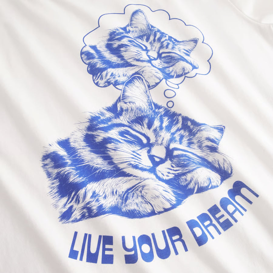 Loose Fit T-Shirt mit süßer, schlafender Katze aufgedruckt der Druck ist komplett in blau gehalten und die Worte Live your dream sind als Statement unter die träumende Katze gedruckt.