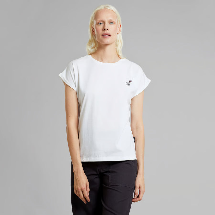 Weisses organic T-Shirt für Ladies mit kleinen Schlitzen seitlich und lässigem Ärmelaufschlag, Stickerei seitlich auf Brust mit RotweinGlas, im Begriff zuzuprosten.