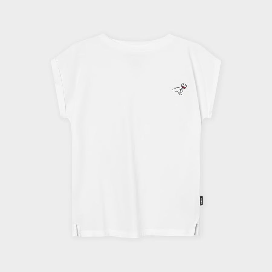 Weisses organic T-Shirt für Ladies mit kleinen Schlitzen seitlich und lässigem Ärmelaufschlag, Stickerei seitlich auf Brust mit RotweinGlas, im Begriff zuzuprosten.