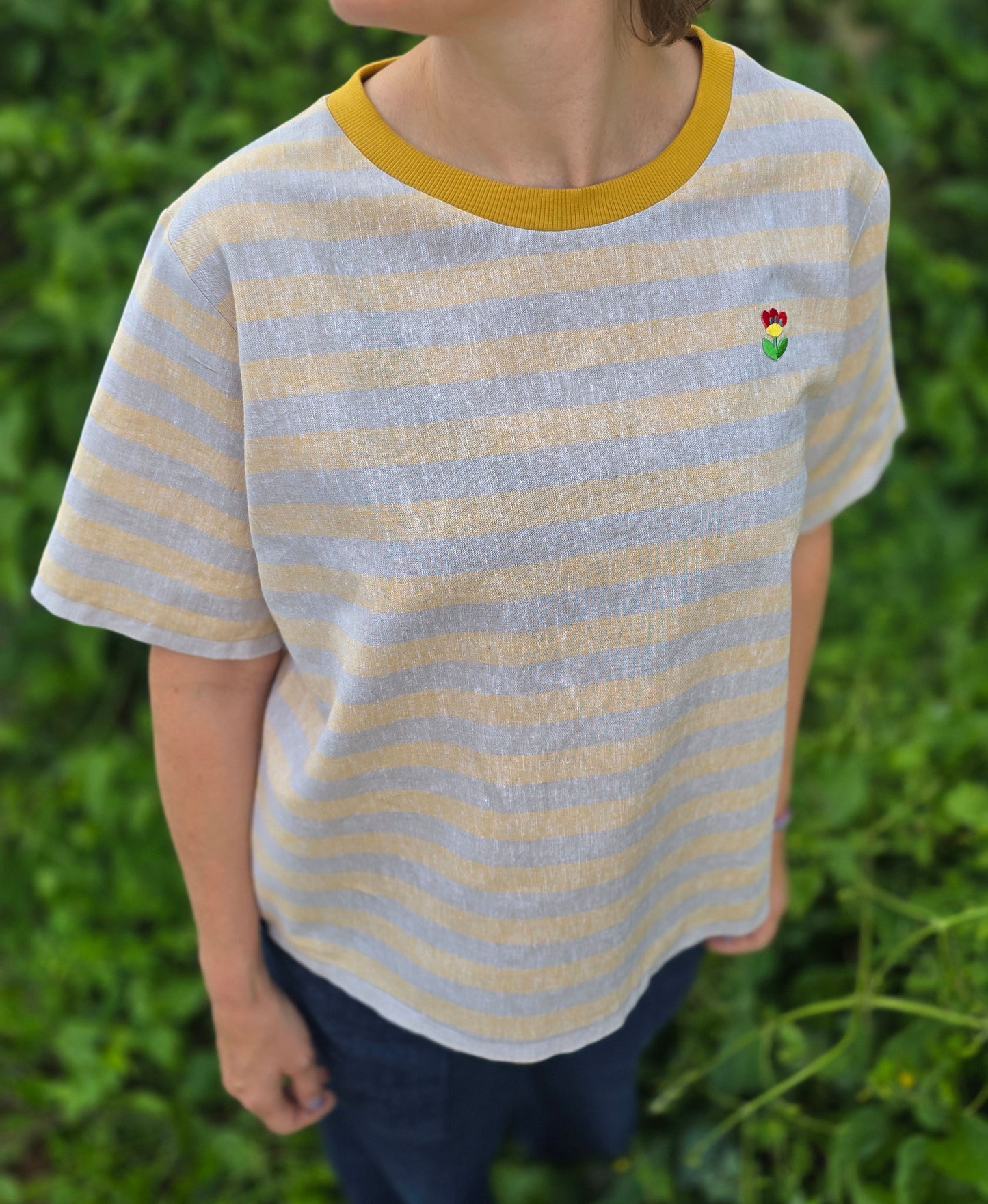 Loose Fit Shirt aus Leinen mit Baumwolle, Blockstreifen in Melange beige und -gelb mit Stickerei Blümchen Patch in rot, gelb und grün im Brustbereich.