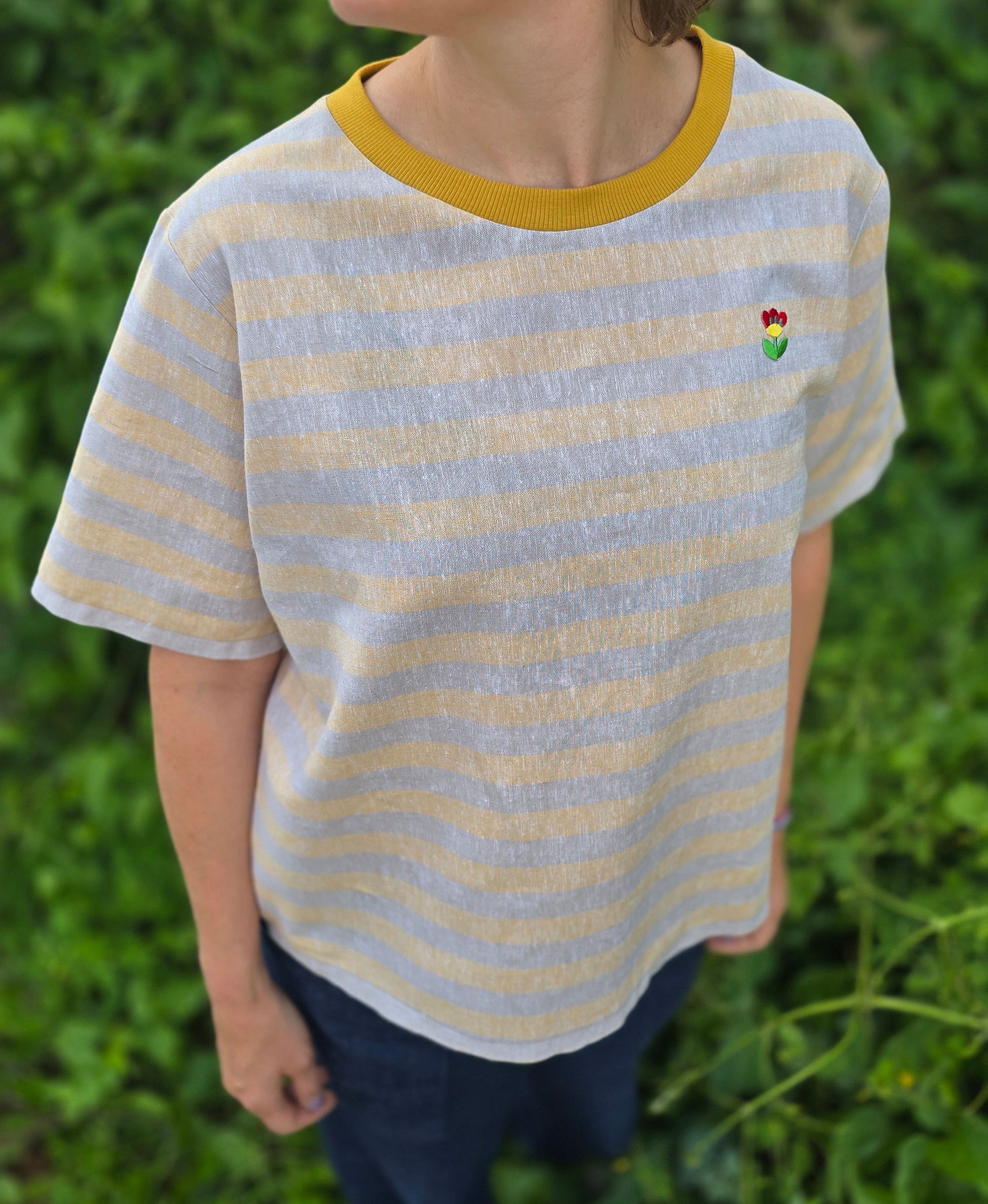 Loose Fit Shirt aus Leinen mit Baumwolle, Blockstreifen in Melange beige und -gelb mit Stickerei Blümchen Patch in rot, gelb und grün im Brustbereich.