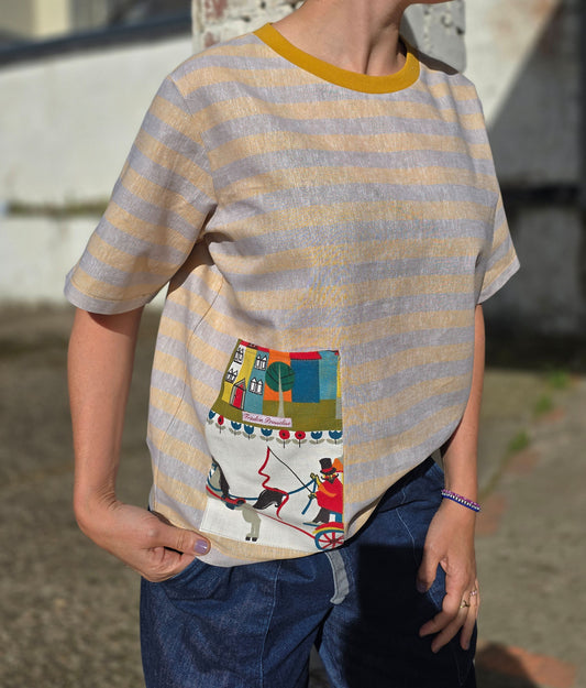 Loose Fit Shirt aus Leinen mit Baumwolle, Blockstreifen in Melange beige und gelb mit Aufsatztasche aus Landschafts Retrostoff mit Häuserzeile, Kutsche,Pferdchen,spielenden Menschen je nach Soffausschnitt.