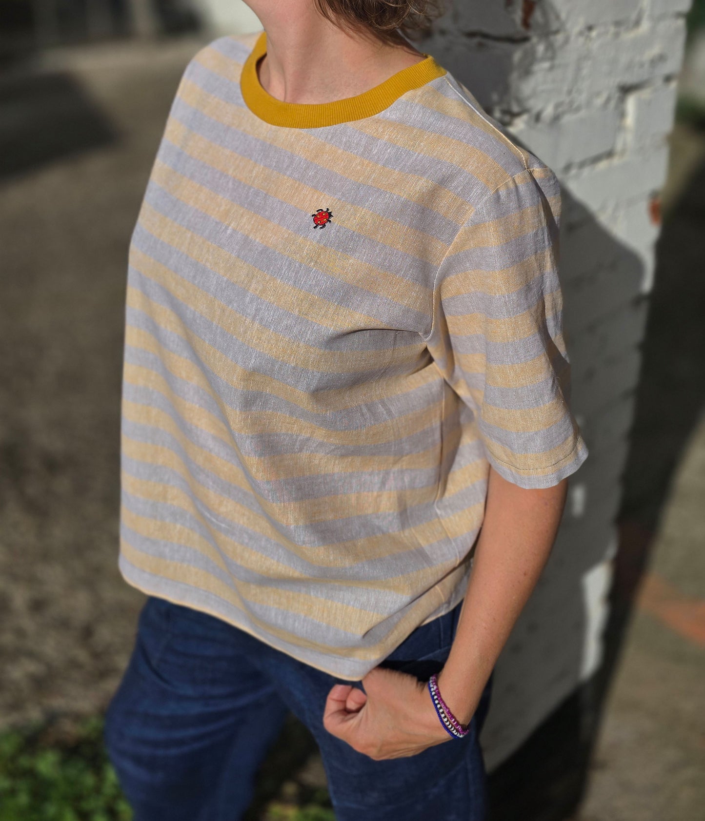 Loose Fit Shirt aus Leinen mit Baumwolle, Blockstreifen in Melange beige und -gelb mit Stickerei Marienkäfer Patch in rot und schwarz.