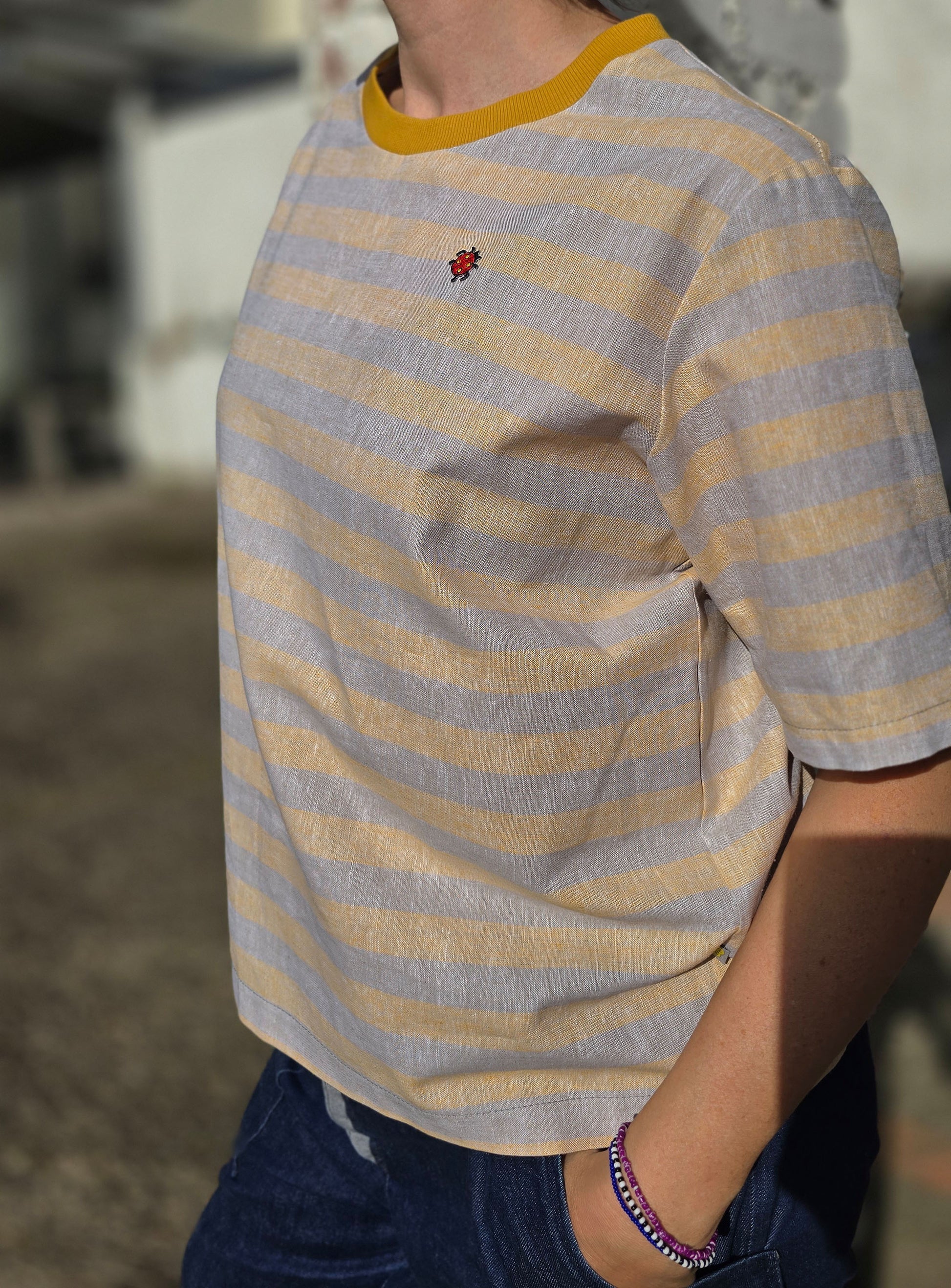 Loose Fit Shirt aus Leinen mit Baumwolle, Blockstreifen in Melange beige und -gelb mit Stickerei Marienkäfer Patch in rot und schwarz.