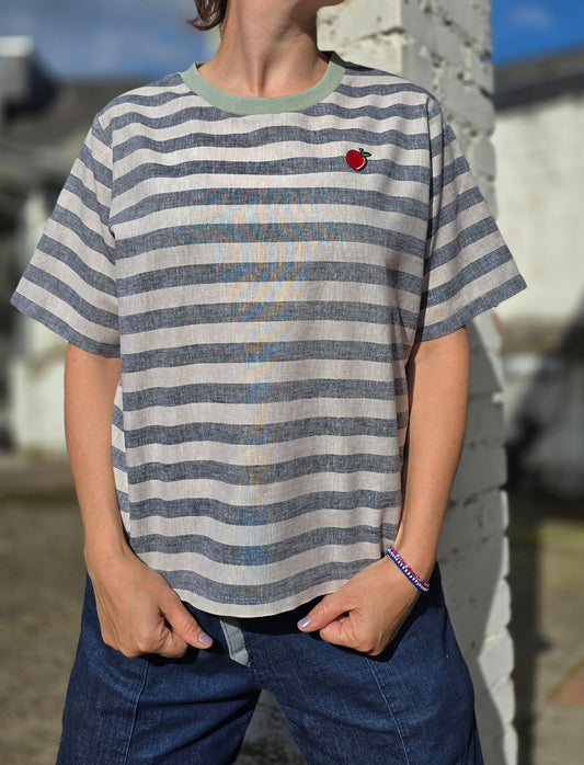 Loose Fit Shirt aus Leinen mit Baumwolle, Blockstreifen in Melange beige und schwarz mit rot Stickerei Äpfelchen Patch im Brustbereich.