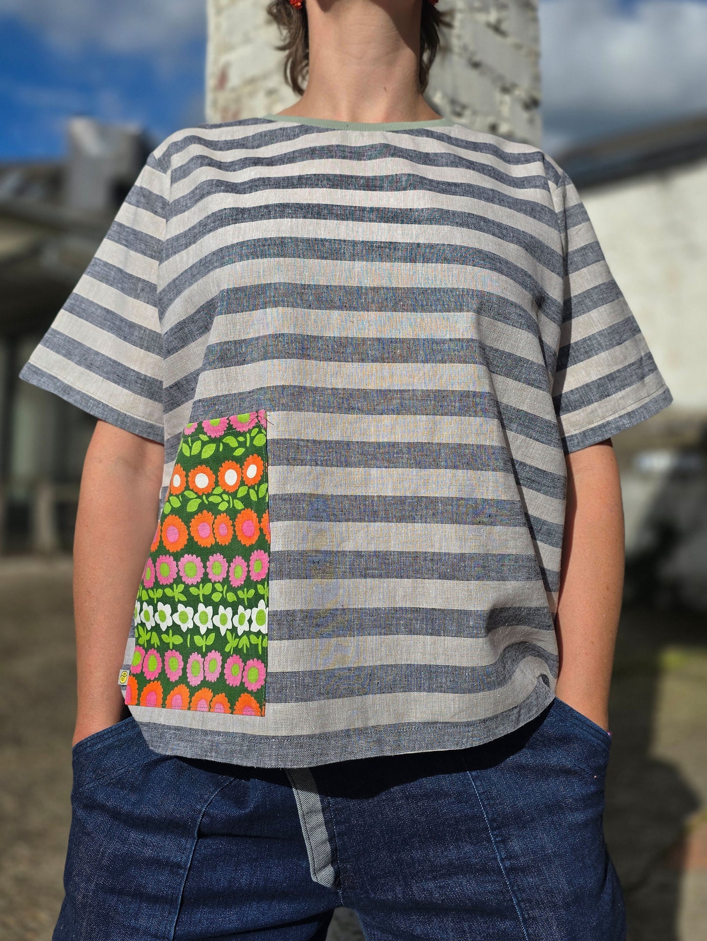 Loose Fit Shirt aus Leinen mit Baumwolle, Blockstreifen in Melange beige und schwarz mit Aufsatztasche aus Prilblumen Retrostoff in pink,orange und grün.