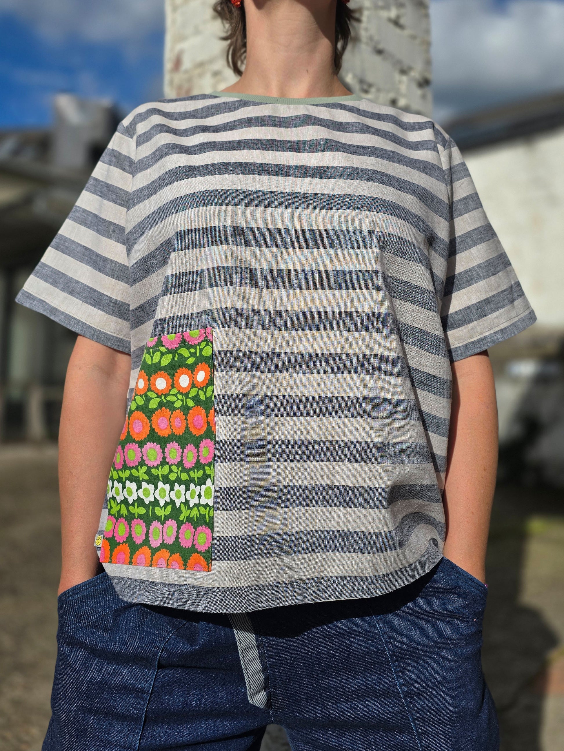 Loose Fit Shirt aus Leinen mit Baumwolle, Blockstreifen in Melange beige und schwarz mit Aufsatztasche aus Prilblumen Retrostoff in pink,orange und grün.