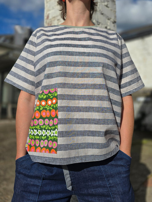 Loose Fit Shirt aus Leinen mit Baumwolle, Blockstreifen in Melange beige und schwarz mit Aufsatztasche aus Prilblumen Retrostoff in pink,orange und grün.