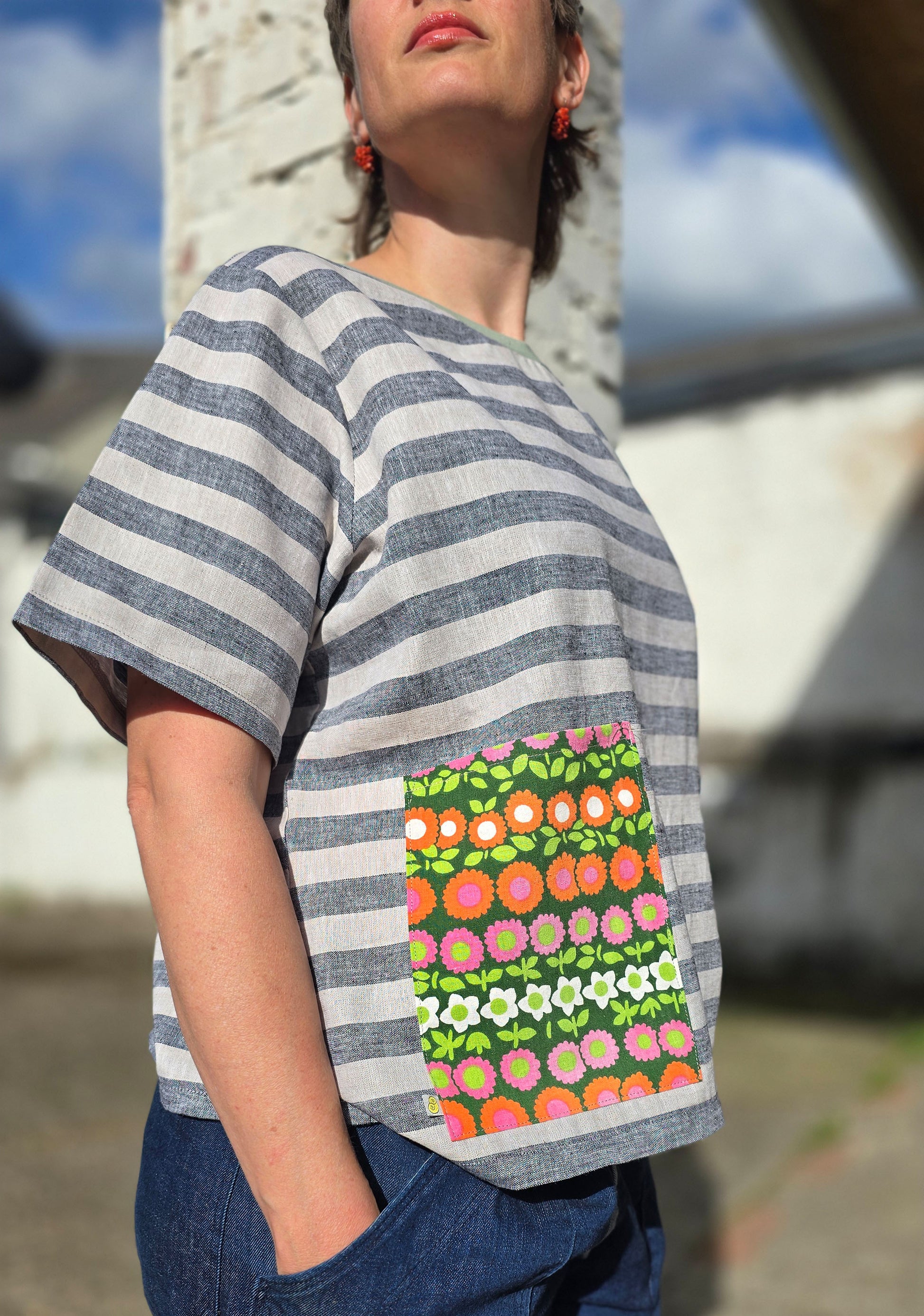 Loose Fit Shirt aus Leinen mit Baumwolle, Blockstreifen in Melange beige und schwarz mit Aufsatztasche aus Prilblumen Retrostoff in pink,orange und grün.