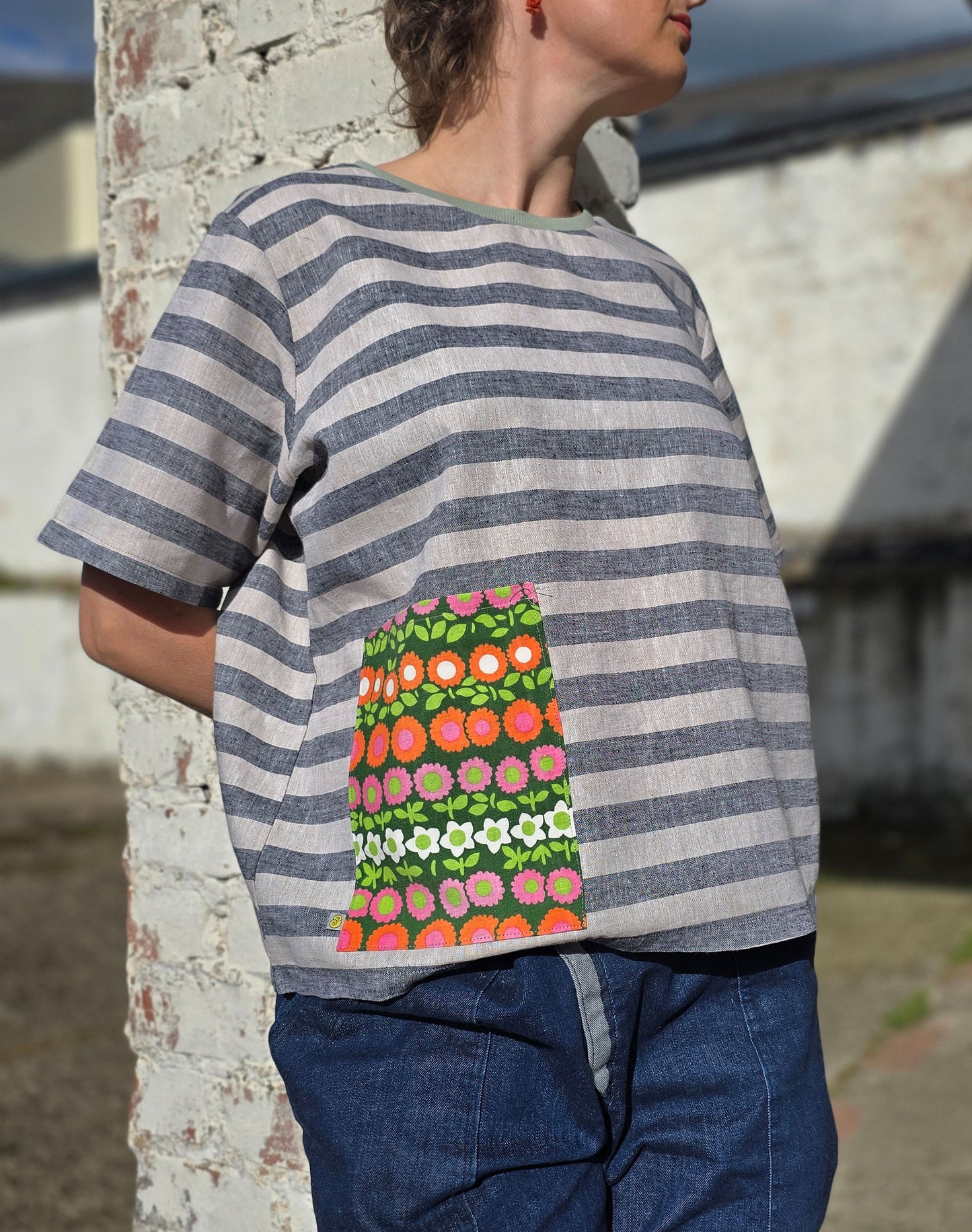Loose Fit Shirt aus Leinen mit Baumwolle, Blockstreifen in Melange beige und schwarz mit Aufsatztasche aus Prilblumen Retrostoff in pink,orange und grün.