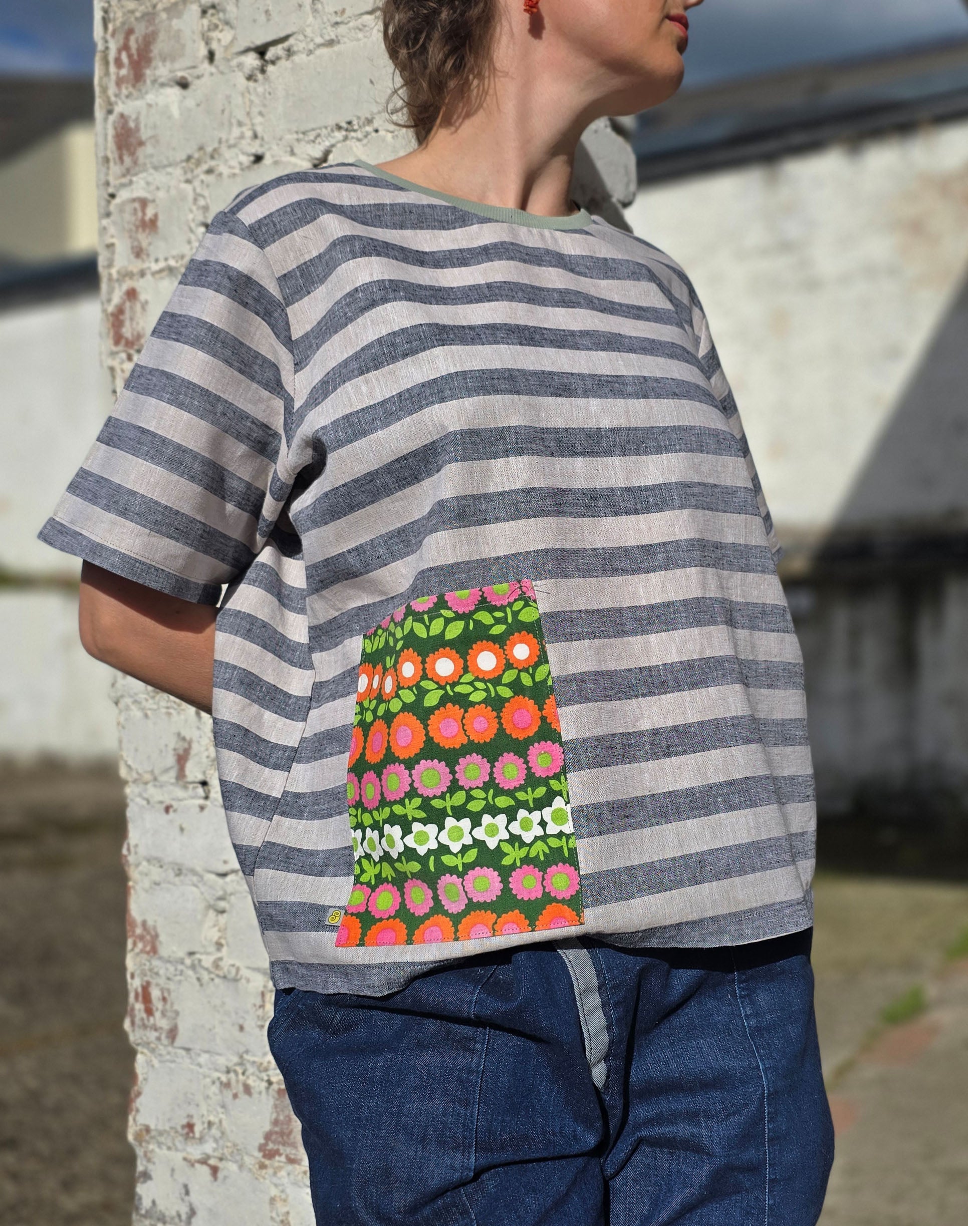 Loose Fit Shirt aus Leinen mit Baumwolle, Blockstreifen in Melange beige und schwarz mit Aufsatztasche aus Prilblumen Retrostoff in pink,orange und grün.