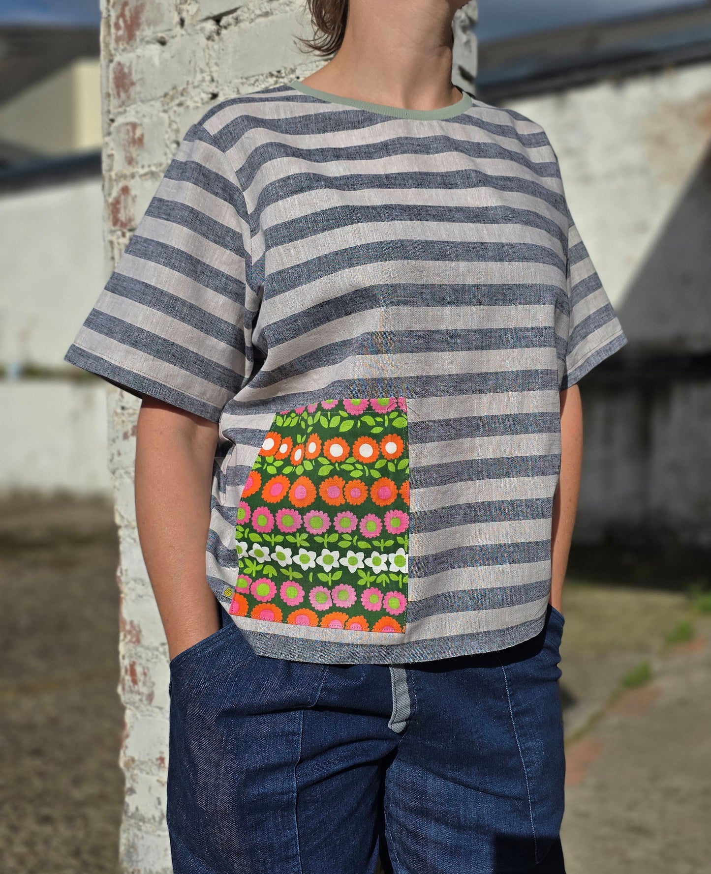 Loose Fit Shirt aus Leinen mit Baumwolle, Blockstreifen in Melange beige und schwarz mit Aufsatztasche aus Prilblumen Retrostoff in pink,orange und grün.