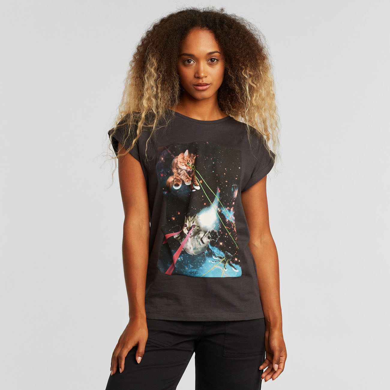 Cooles Dedicated T-Shirt mit Visby Laser cats Motiv in schwarz.