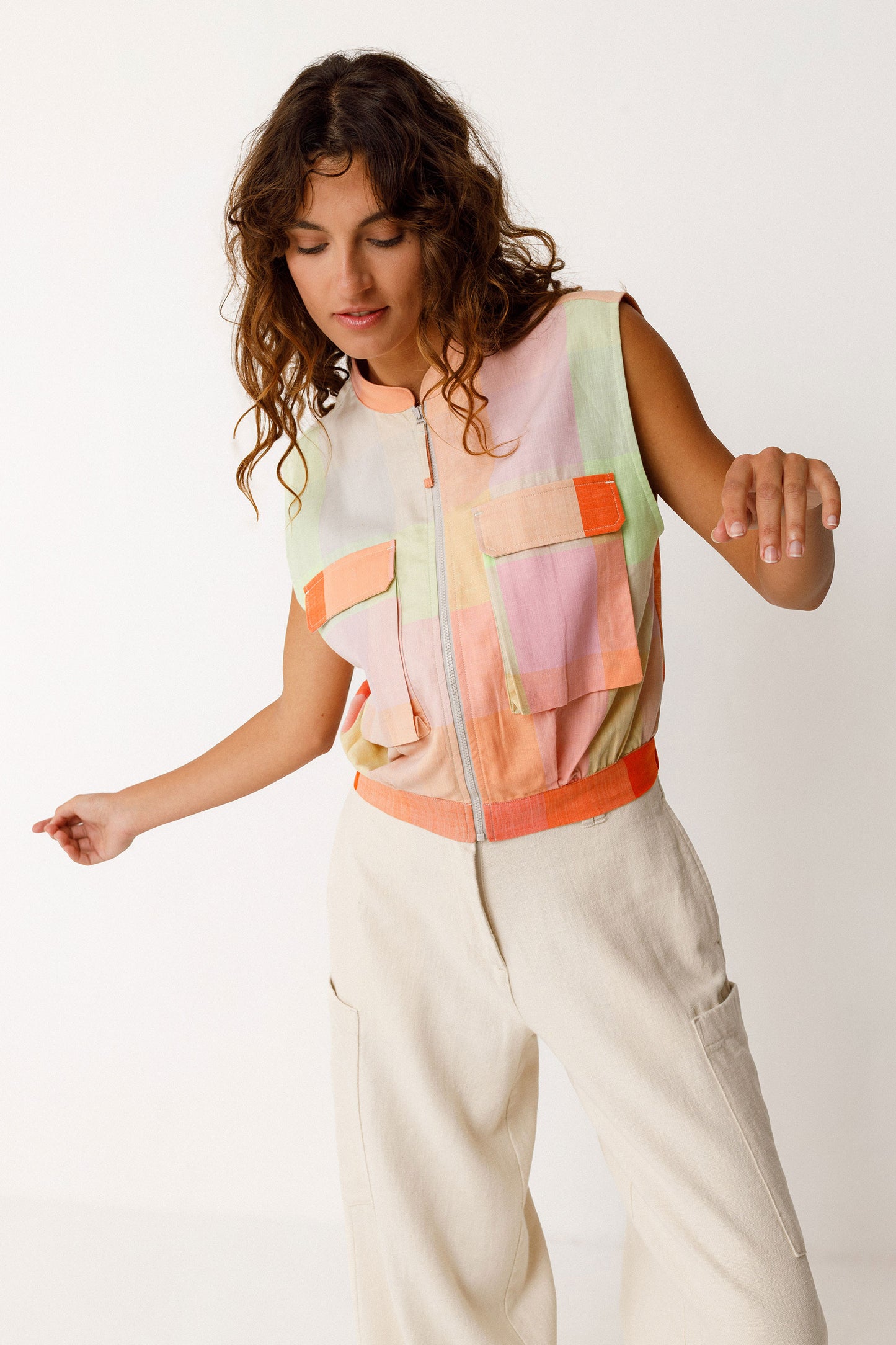 Sommerliches Top im Westen-Style, offen oder geschlossen zu tragen mit Reißverschluss in pastell Karo Muster, ärmellos.