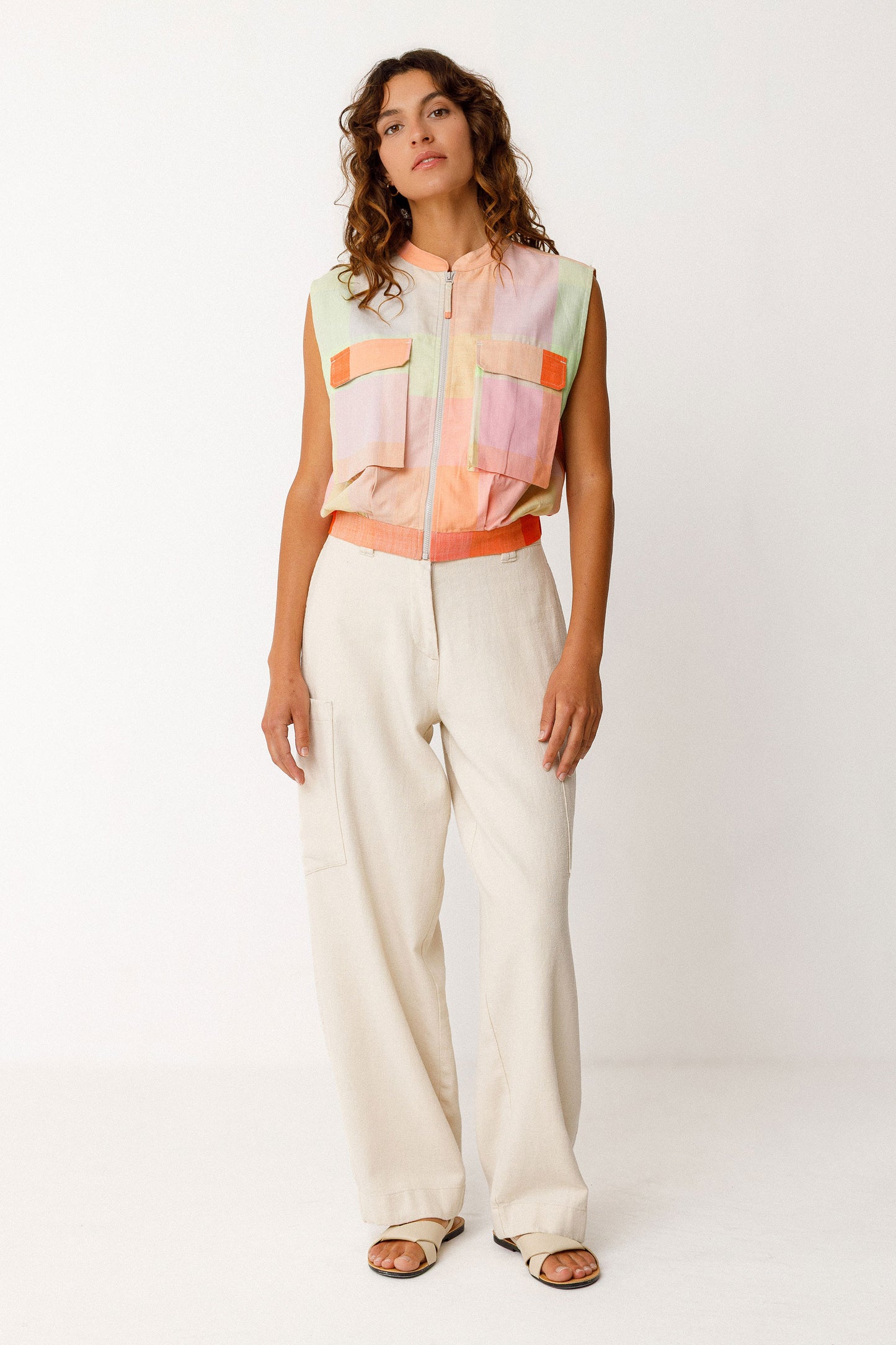 Sommerliches Top im Westen-Style, offen oder geschlossen zu tragen mit Reißverschluss in pastell Karo Muster, ärmellos.
