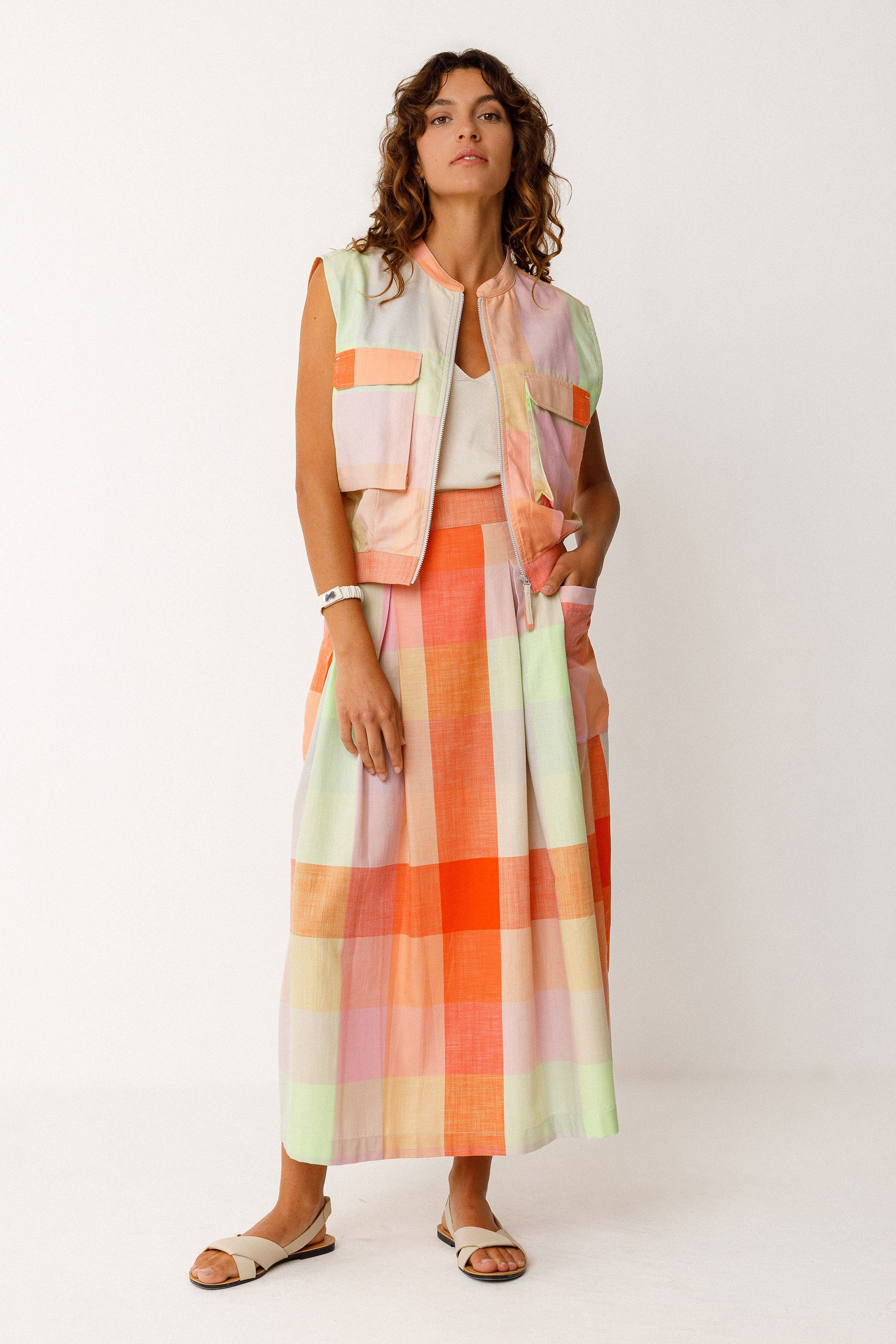 Sommerliches Top im Westen-Style, offen oder geschlossen zu tragen mit Reißverschluss in pastell Karo Muster, ärmellos.