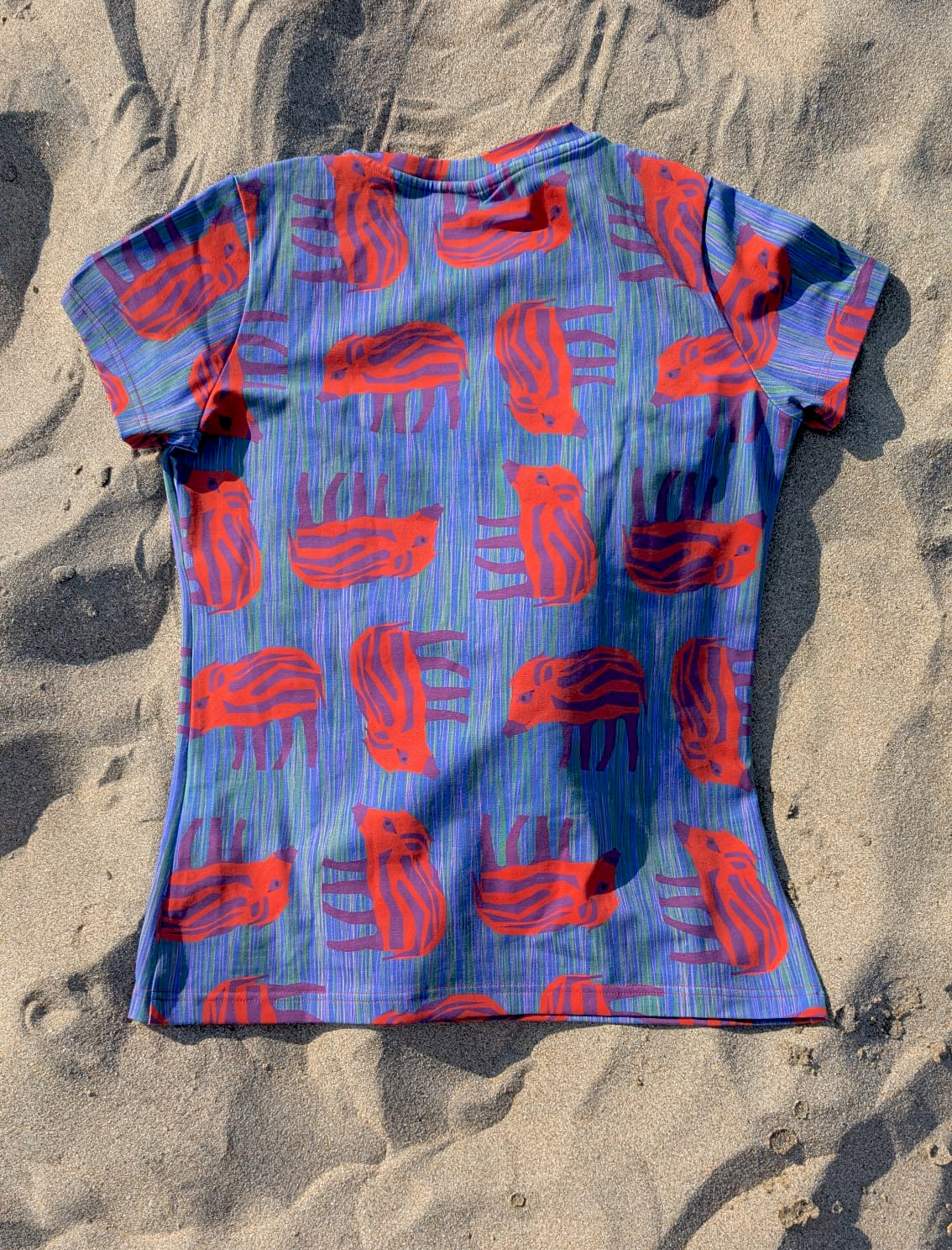 T-Shirt mit Wilder Wutz Aufdruck in orange und gestricheltem multicolor Hintergrund.