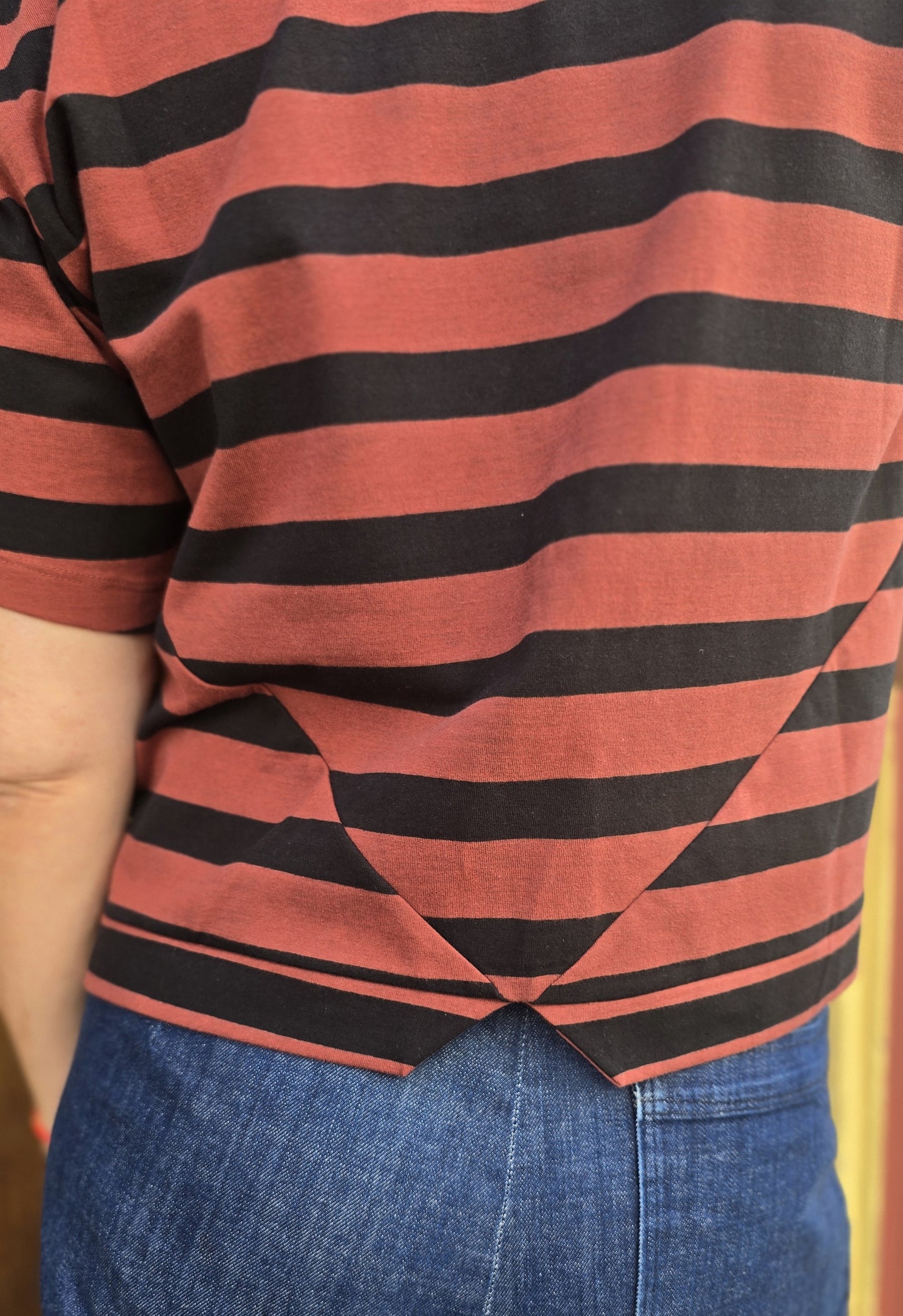 Kurzärmliges T-Shirt gestreift mit fancy back von Suite13Lab