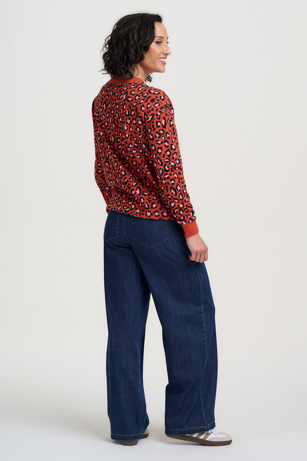 Sweatshirt in Brick Farben mit Leopardenmuster in schwarz und rosa allover, langarm mit Bündchen.
