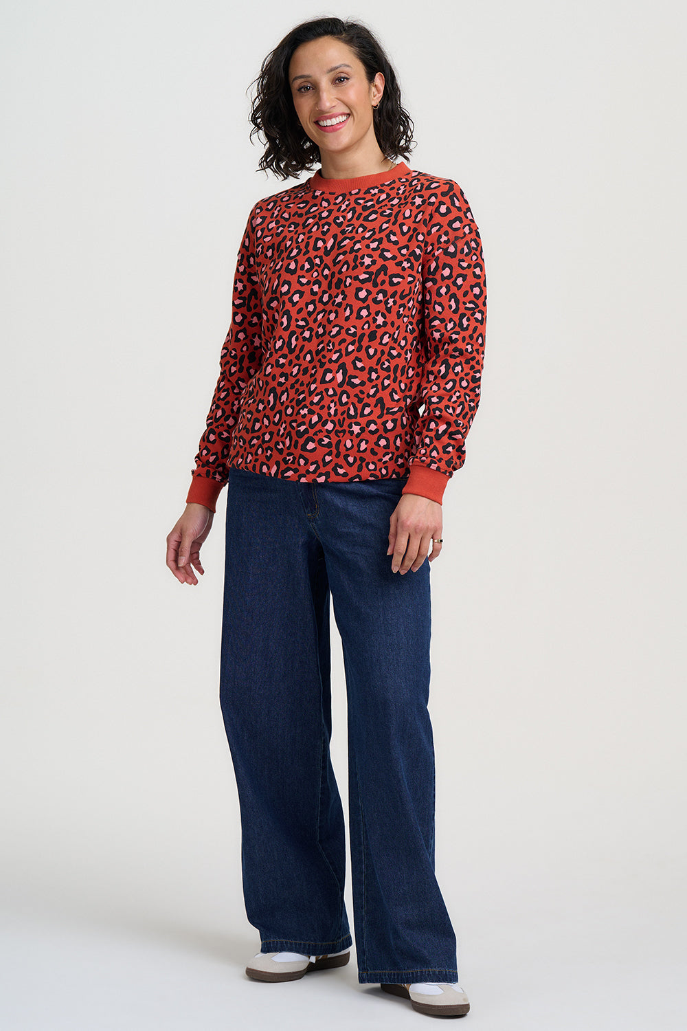 Sweatshirt in Brick Farben mit Leopardenmuster in schwarz und rosa allover, langarm mit Bündchen.