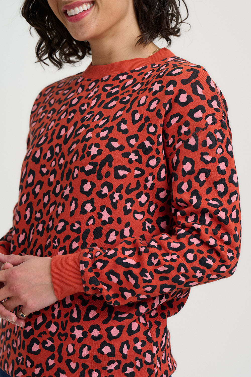 Sweatshirt in Brick Farben mit Leopardenmuster in schwarz und rosa allover, langarm mit Bündchen.