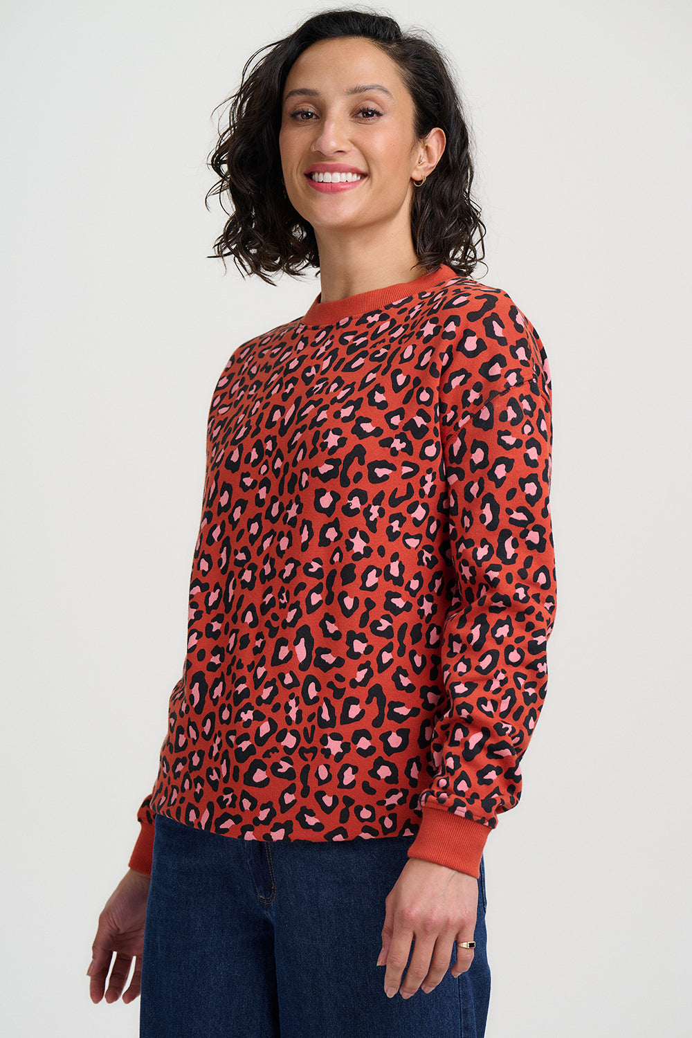 Sweatshirt in Brick Farben mit Leopardenmuster in schwarz und rosa allover, langarm mit Bündchen.
