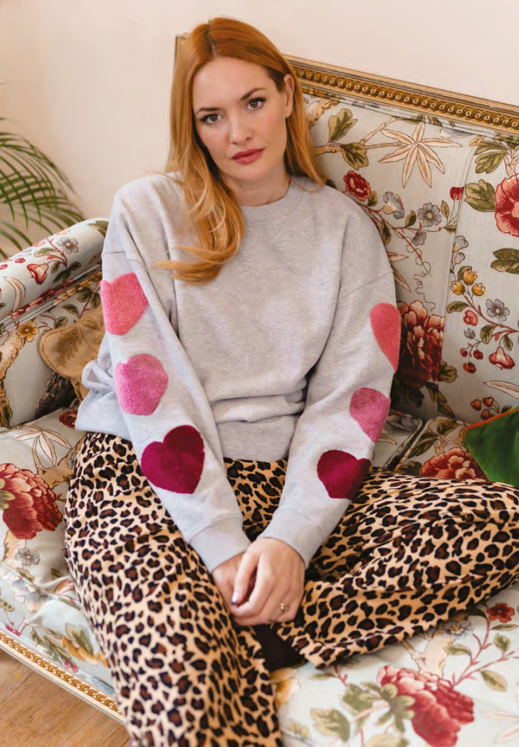 Klassisches Sweatshirt in hellgrau Mélange mit langen Ärmeln und drei getufteten Herzen in unterschiedlichen pink Tönen, süss romantisch und doch sortlich.