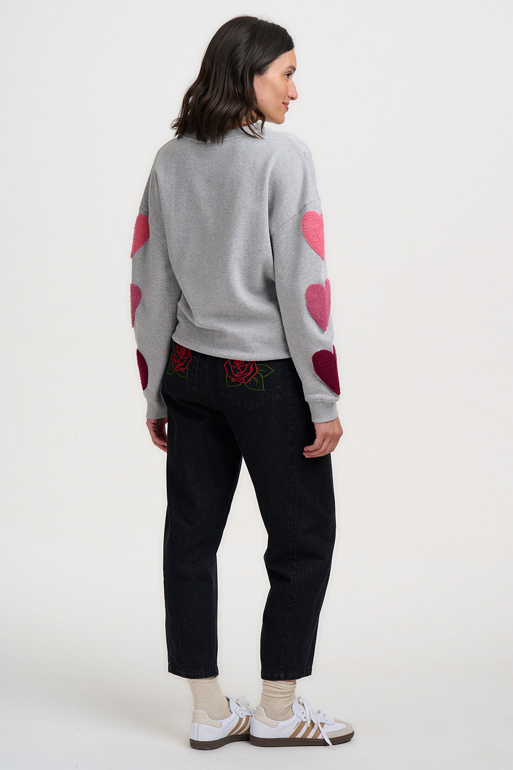 Klassisches Sweatshirt in hellgrau Mélange mit langen Ärmeln und drei getufteten Herzen in unterschiedlichen pink Tönen, süss romantisch und doch sortlich.