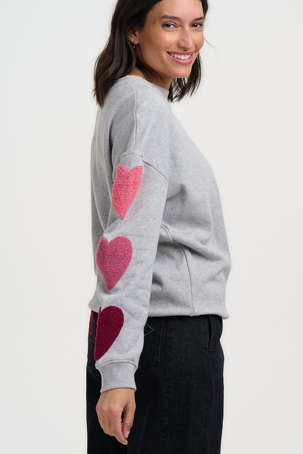 Klassisches Sweatshirt in hellgrau Mélange mit langen Ärmeln und drei getufteten Herzen in unterschiedlichen pink Tönen, süss romantisch und doch sortlich.