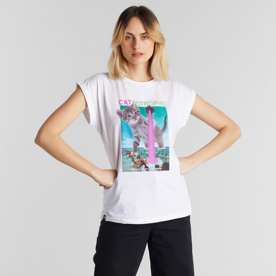 Weißes Damen T-Shirt mit Kätzchendruck und der Schriftzug Catastrophe, die Katze vernichtet ironischer Weise eine Stadt, wie Godzila.