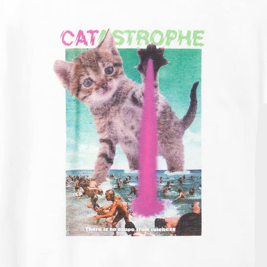 Weißes Damen T-Shirt mit Kätzchendruck und der Schriftzug Catastrophe, die Katze vernichtet ironischer Weise eine Stadt, wie Godzila.