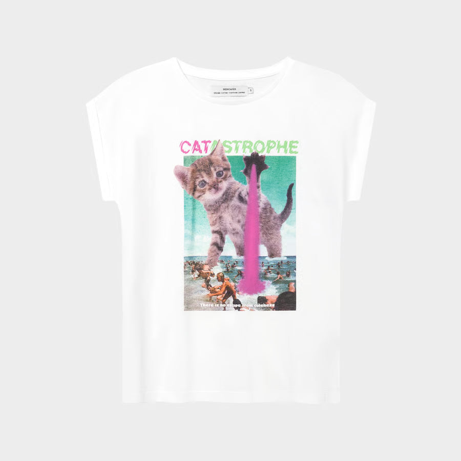 Weißes Damen T-Shirt mit Kätzchendruck und der Schriftzug Catastrophe, die Katze vernichtet ironischer Weise eine Stadt, wie Godzila.