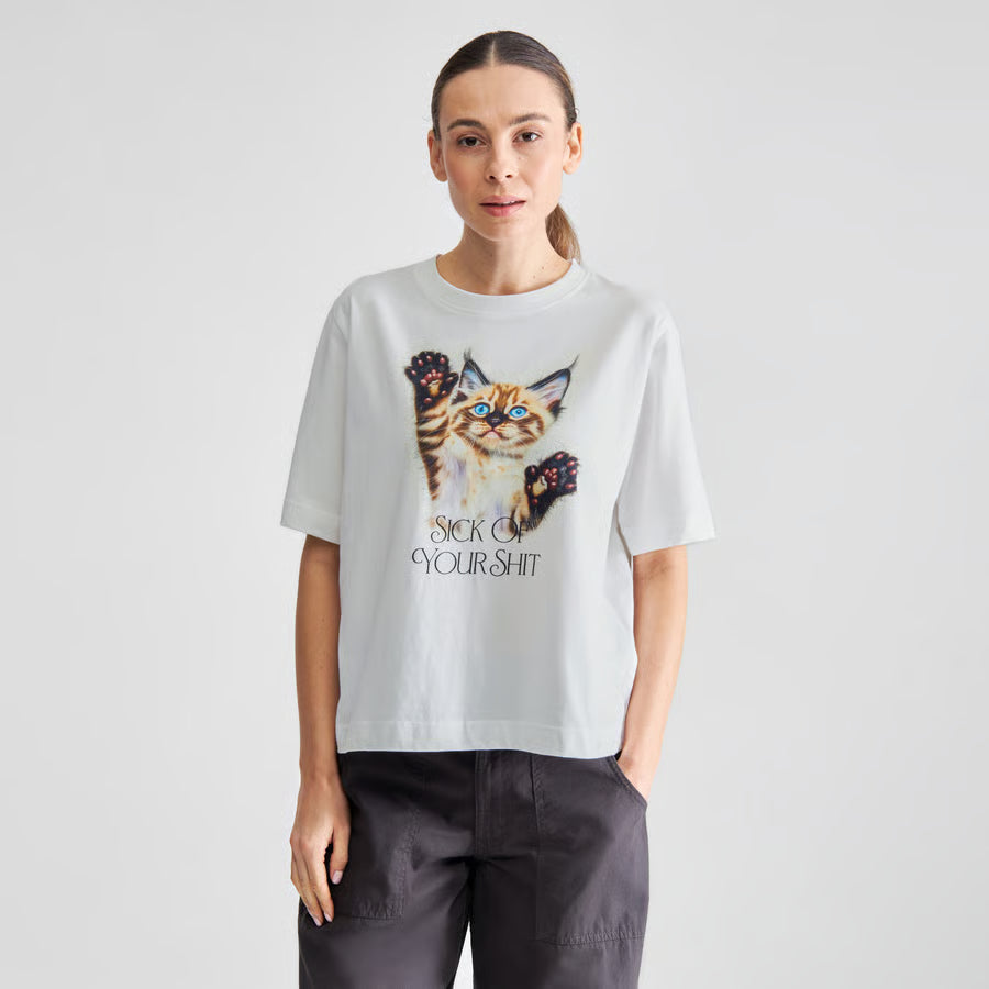 Loose Fit T- Shirt in kurzer Passform fr Damen mit süßer Katze als Druck und daruter steht sick of your shit!