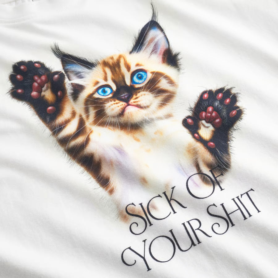 Loose Fit T- Shirt in kurzer Passform fr Damen mit süßer Katze als Druck und daruter steht sick of your shit!