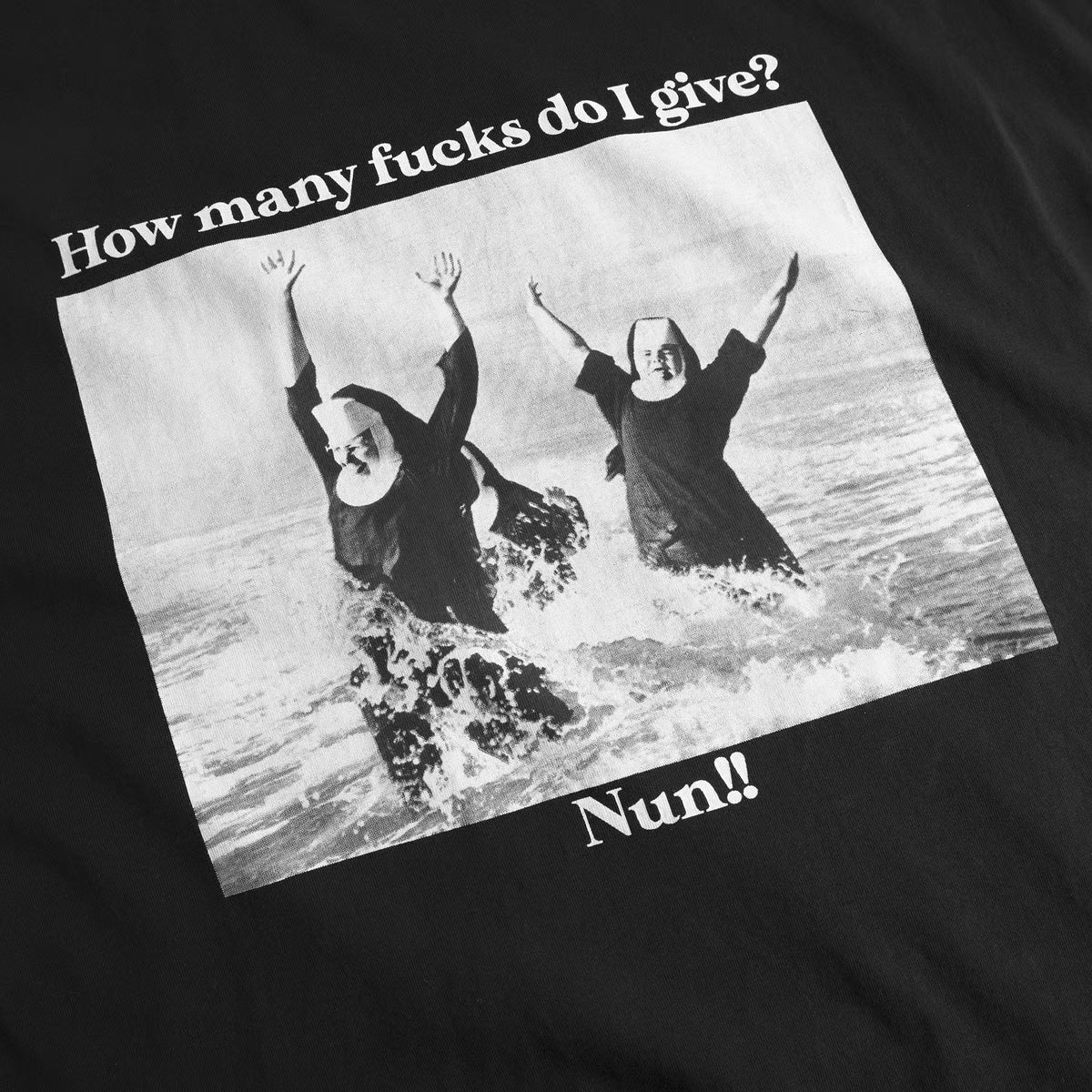 T-Shirt mit Fun Druck, Nonnen die im Wasser planschen und denen alles egal ist- How many fucks do i give-Nun!