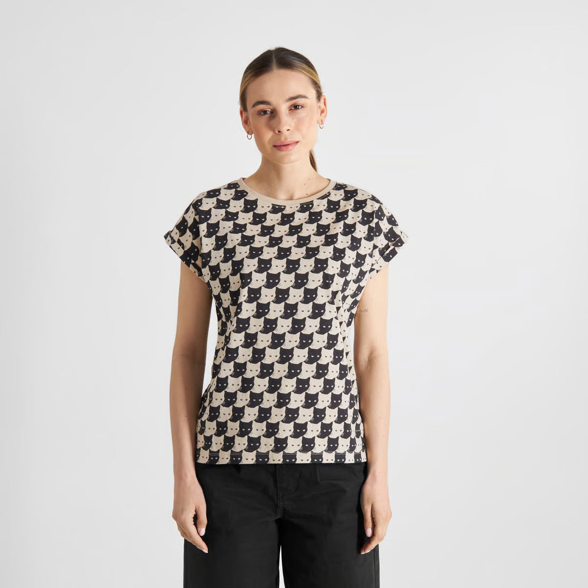 T-Shirt in Schwarz-Weiss gekacheltem Muster, bestehend aus Katzenköpfen-witzig und cool.