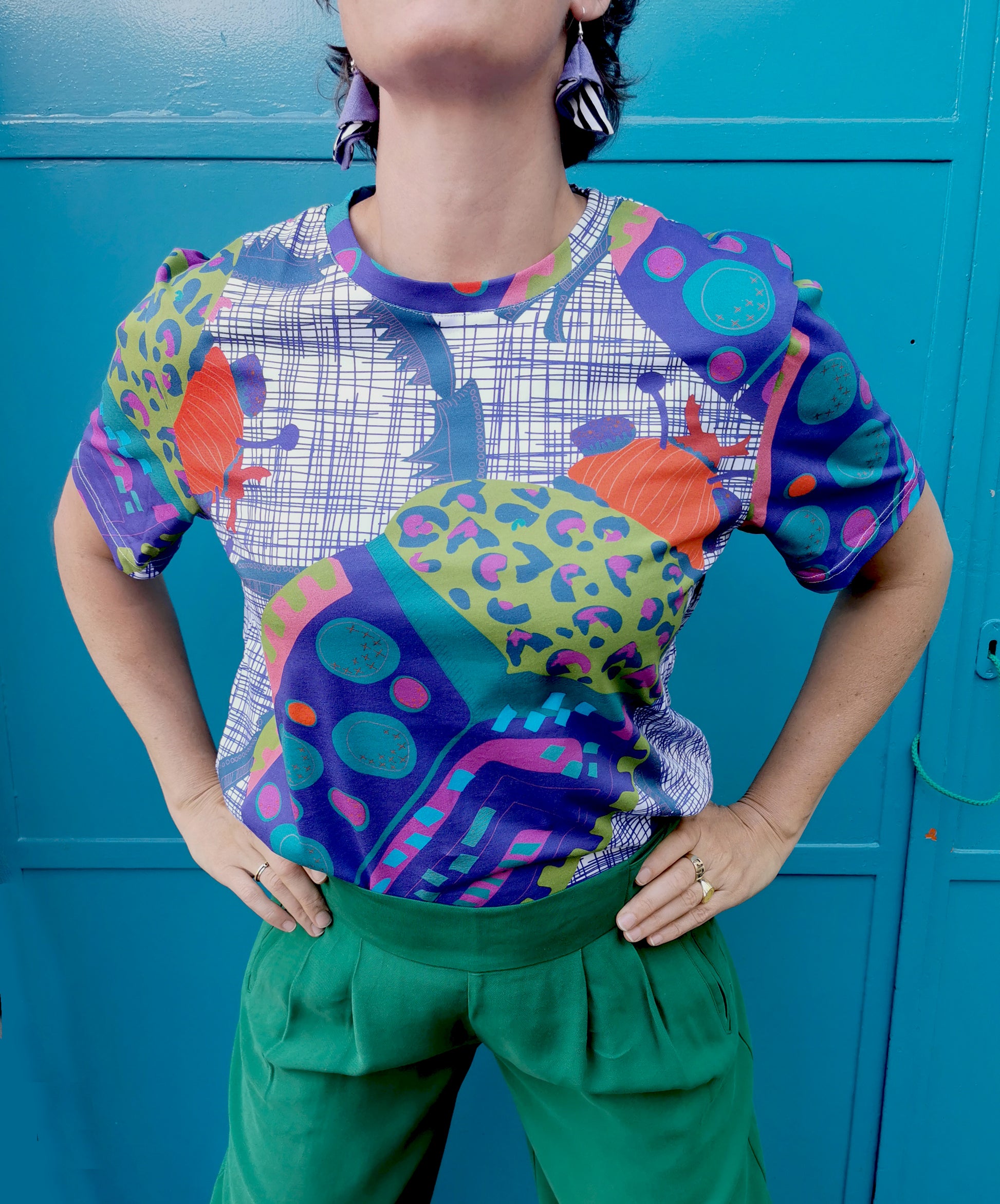 Loose fit T-Shirt mit Partykäfer Druck mit diversen Streifen, Punkten und Leomuster in multicolor.