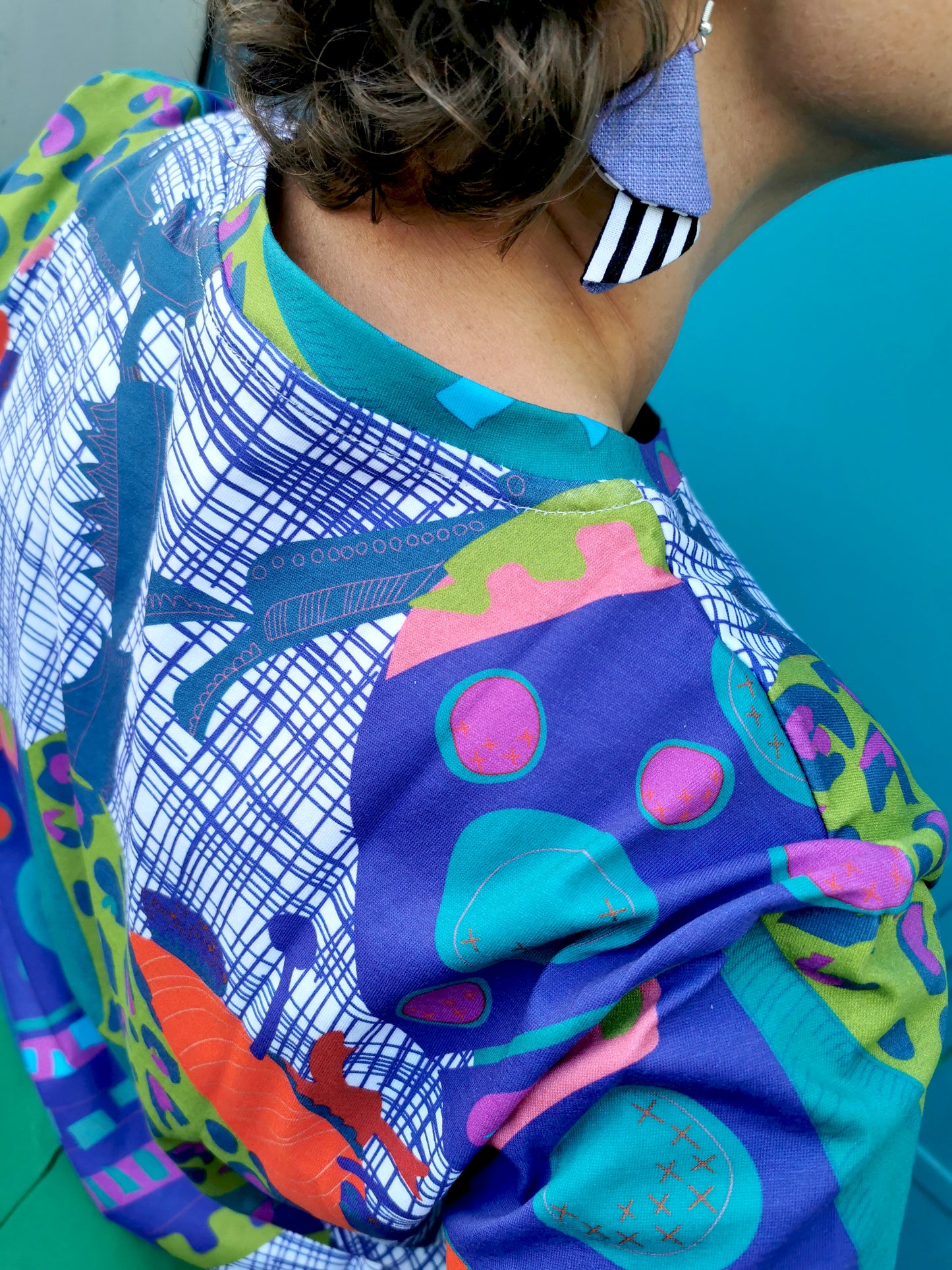 Loose fit T-Shirt mit Partykäfer Druck mit diversen Streifen, Punkten und Leomuster in multicolor.