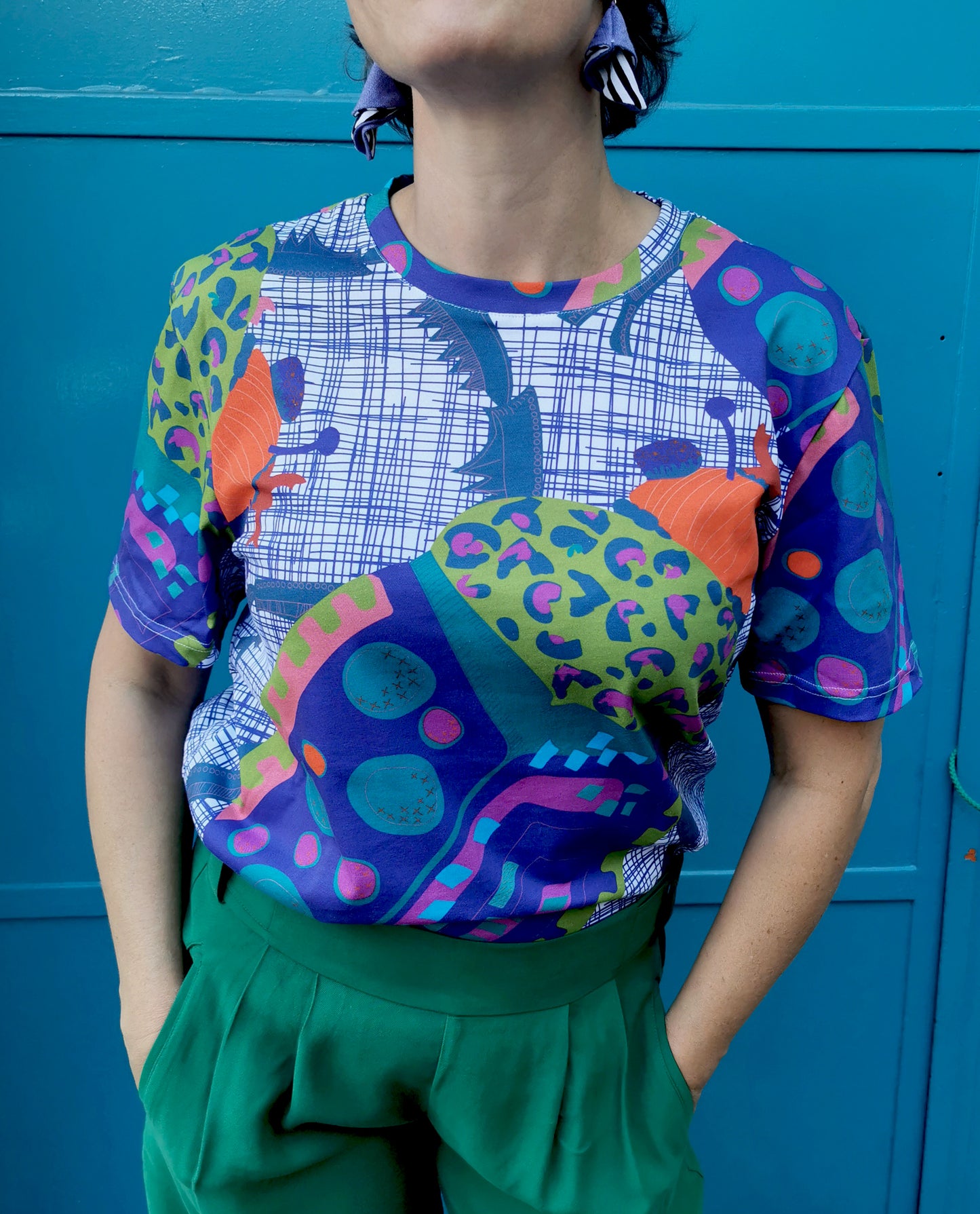 Loose fit T-Shirt mit Partykäfer Druck mit diversen Streifen, Punkten und Leomuster in multicolor.