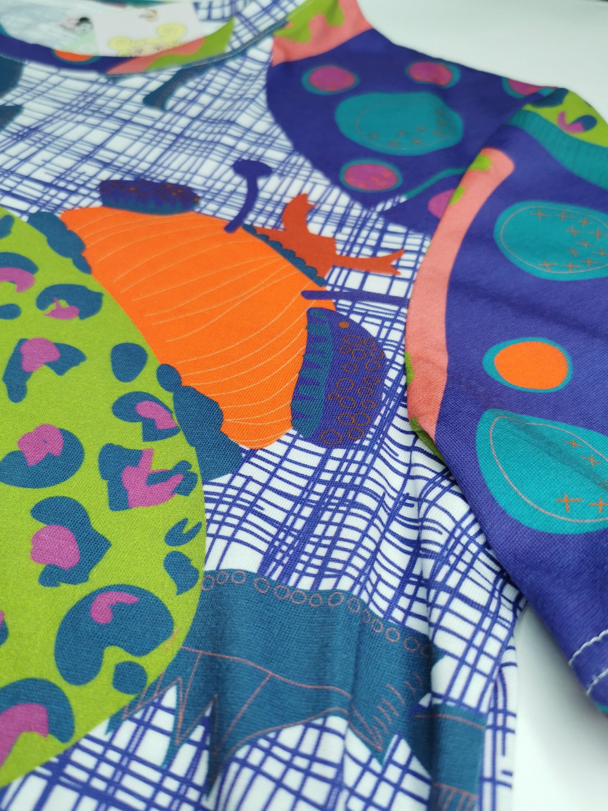 Loose fit T-Shirt mit Partykäfer Druck mit diversen Streifen, Punkten und Leomuster in multicolor.