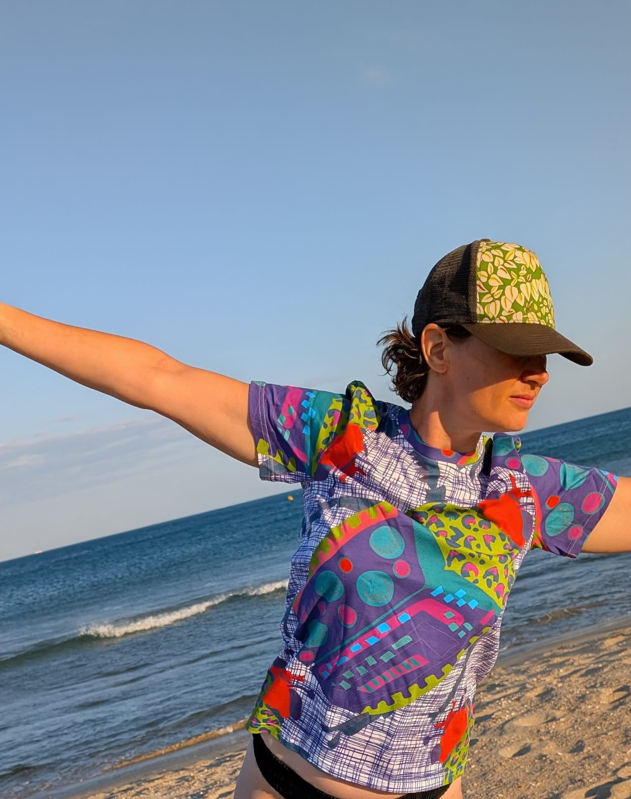 Loose fit T-Shirt mit Partykäfer Druck mit diversen Streifen, Punkten und Leomuster in multicolor.