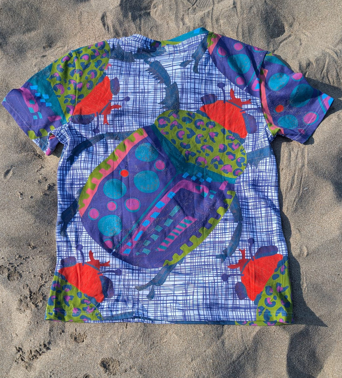 Loose fit T-Shirt mit Partykäfer Druck mit diversen Streifen, Punkten und Leomuster in multicolor.