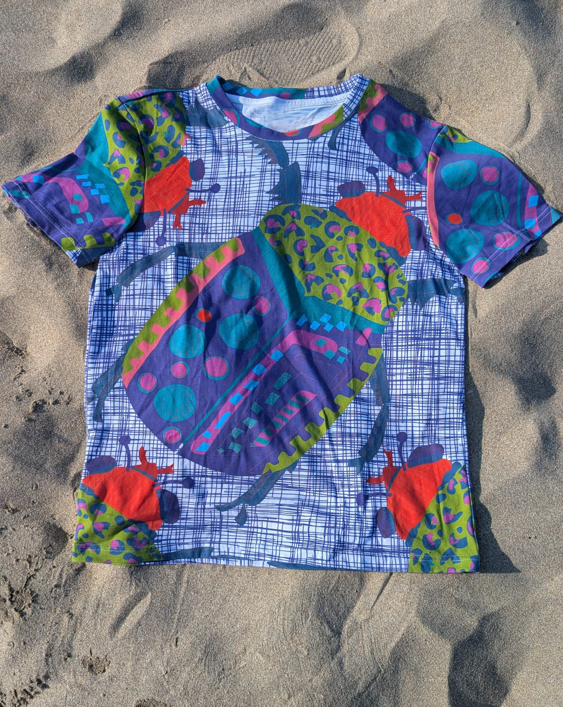 Loose fit T-Shirt mit Partykäfer Druck mit diversen Streifen, Punkten und Leomuster in multicolor.