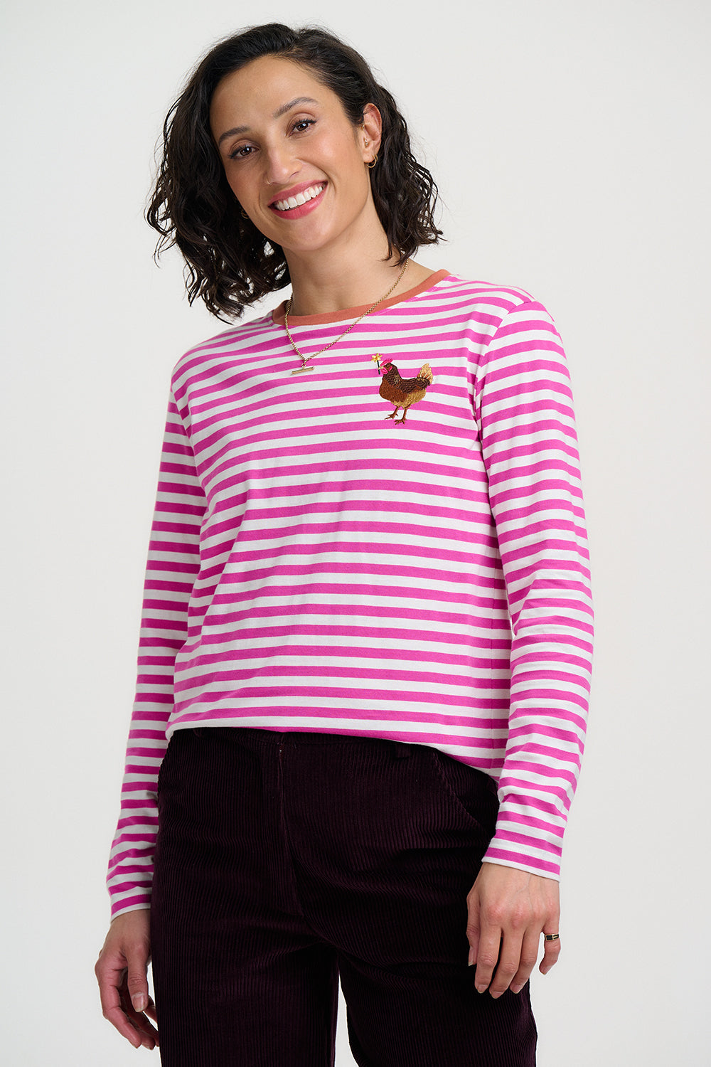 Ringel Longsleeve in weiss und pink gestreift mit gesticktem Huhn in braun im Brustbereich aus weicher Biobaumwolle.