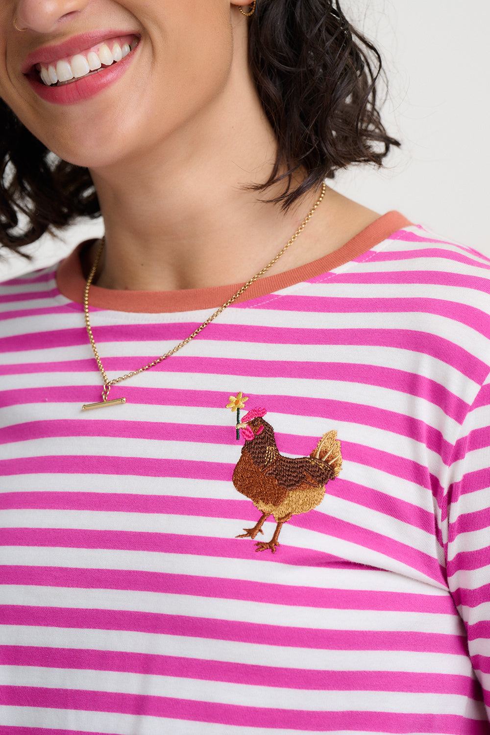 Ringel Longsleeve in weiss und pink gestreift mit gesticktem Huhn in braun im Brustbereich aus weicher Biobaumwolle.