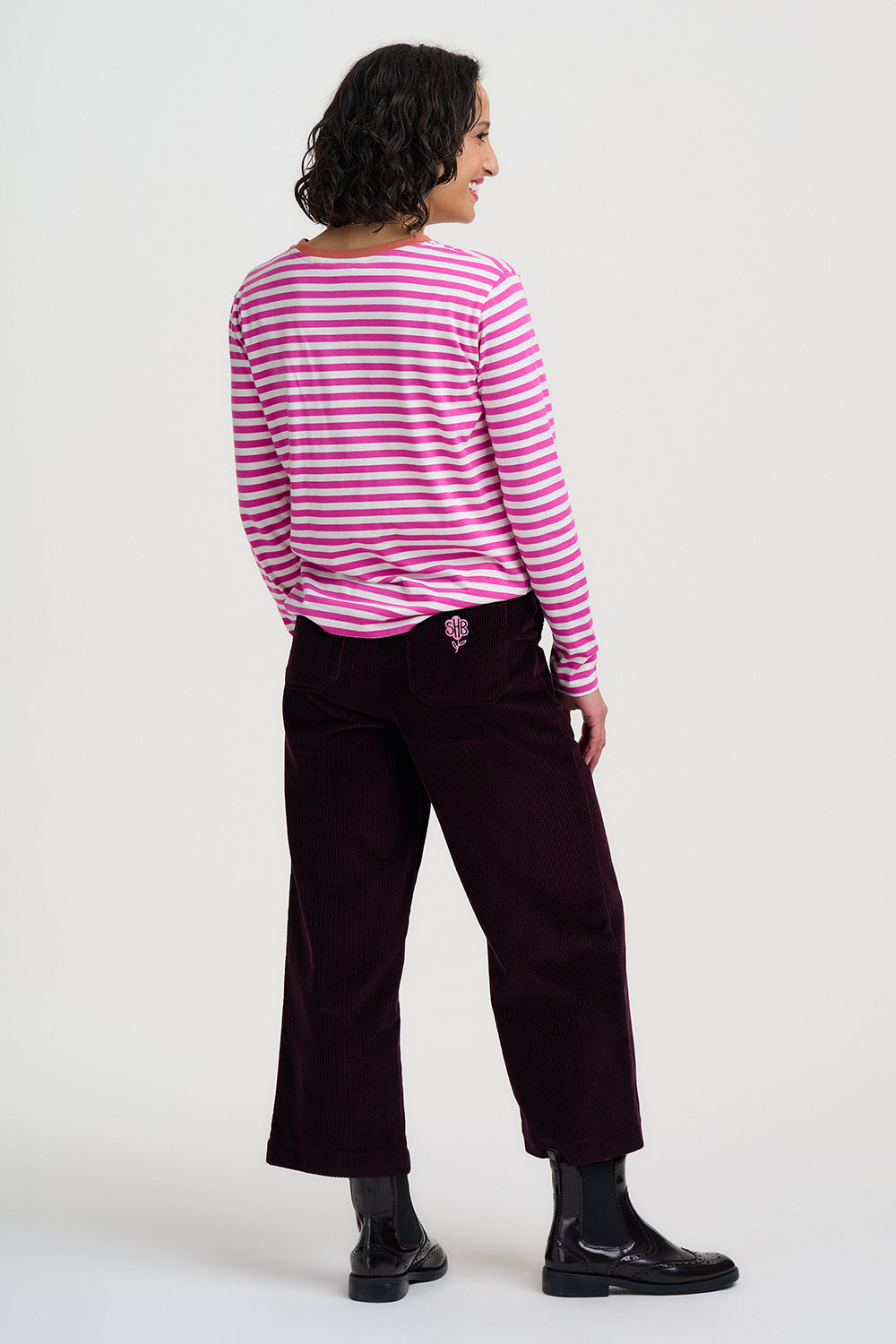 Ringel Longsleeve in weiss und pink gestreift mit gesticktem Huhn in braun im Brustbereich aus weicher Biobaumwolle.